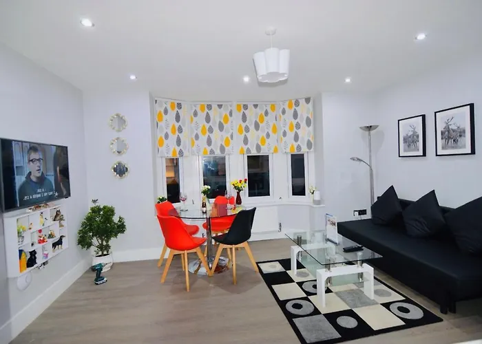 Classy Central Self Contained Flat By Cozynest